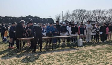 卒業試合、親子でプレー　グラウンドに歓声響く　　